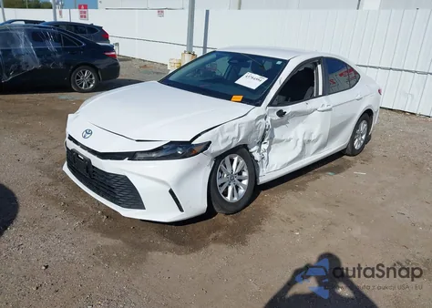 2025 Toyota Camry Le z USA, uszkodzony, nr VIN 4T1DAACK2SU019576